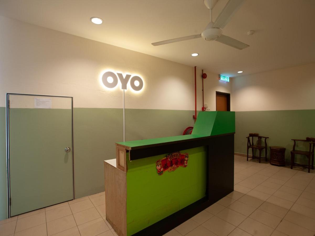 Oyo 89487 Space Hotel Kluang Exterior foto
