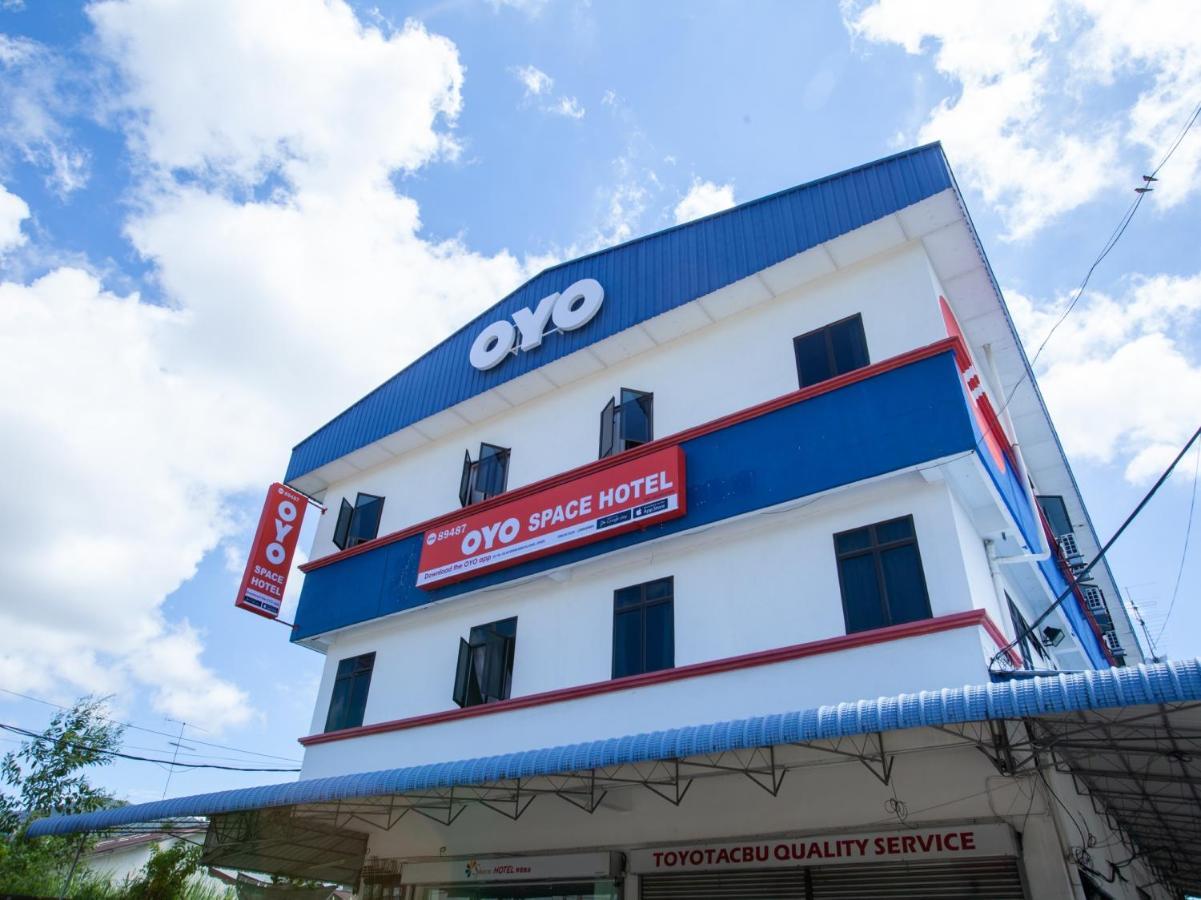 Oyo 89487 Space Hotel Kluang Exterior foto