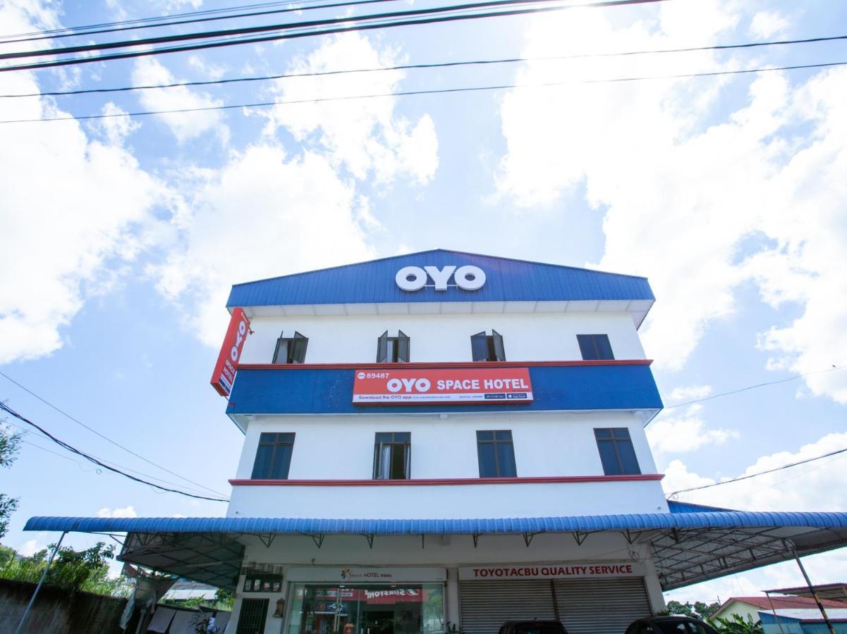 Oyo 89487 Space Hotel Kluang Exterior foto