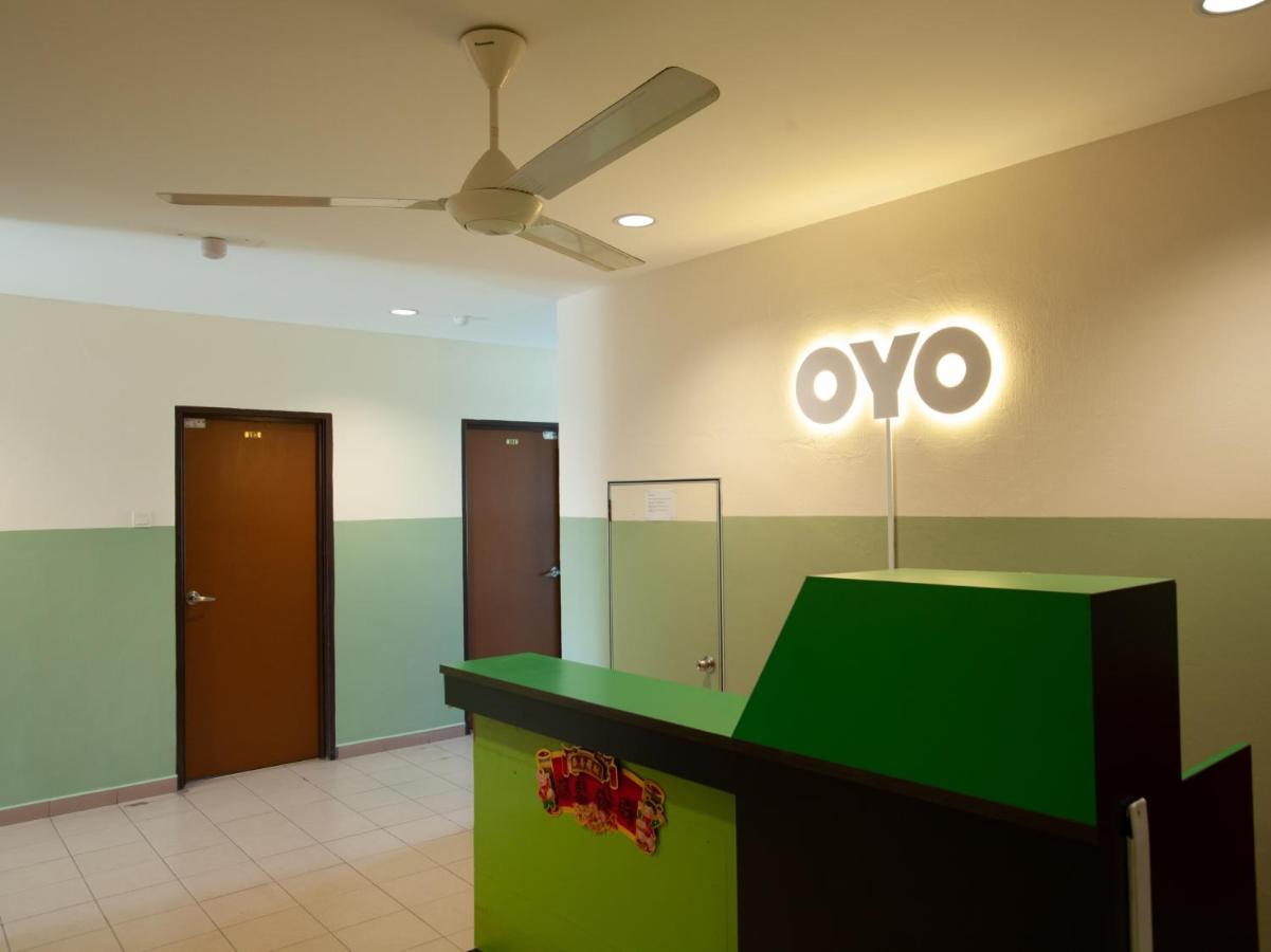 Oyo 89487 Space Hotel Kluang Exterior foto